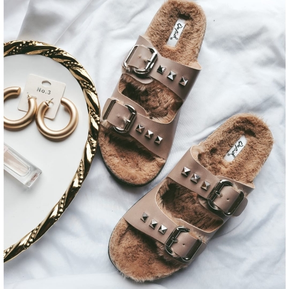 Shoes - 🚨The Odessa// Taupe faux fur lined slides